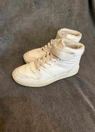 Білосніжні кросівки снікерси