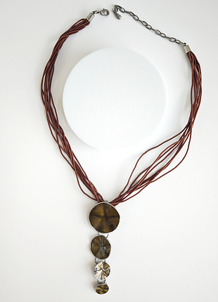 Колье с подвижным лаковым декором