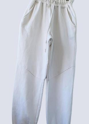 Спортивные штаны на ылисе
