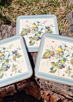 Хорошие подставки под чашки, кружки, бокалы, птицы и ягоды.