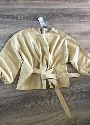 Стильна блуза  пісочного кольору з поясом-бантом
