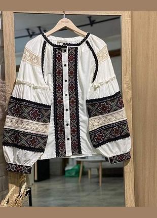 Вышиванка на пуговицах со вставками кружева и машинной вышивкой в сочетании двух техник шитья - «гладь» и «крестик»