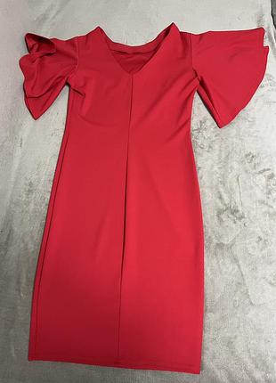 Червона сукня з широкими рукавами