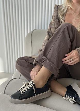 Жіночі шкіряні кросівки
