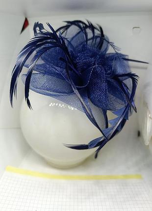 Шляпка из сеточки и перьев. на обруче.
