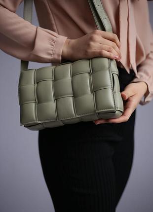 Стильна маленька сумка на плече в стилі бренду