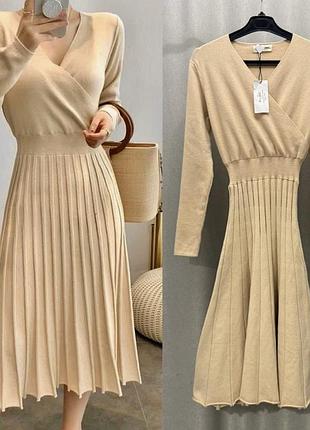 Трикотажна сукні з вирізом v