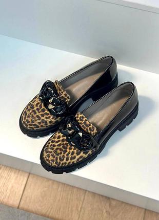 Ексклюзивні лофери з італійської шкіри та лаку чорні леопардові з ланцюжком