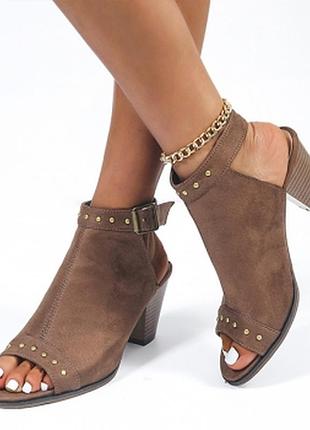 Шкіряні сандалі