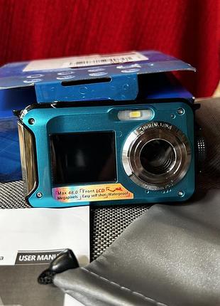 Цифрова водонепроникна камера із двома екранами.