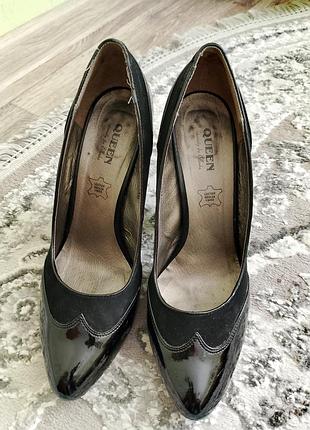 Классические туфли на высоком каблуке