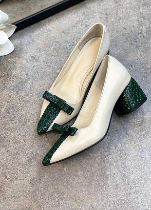 Туфлі човники з італійської шкіри з бантиком на підборах зелені молочні
