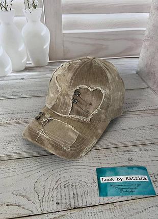 Стильна джинсова бейсболка з потертостями та шпильками в бежевому кольорі