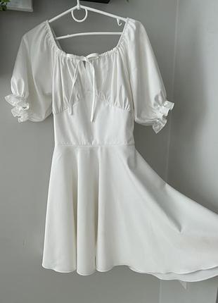 Коротка біла сукня