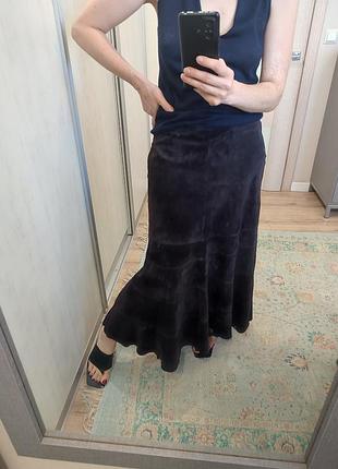 Замшева спідниця міді
