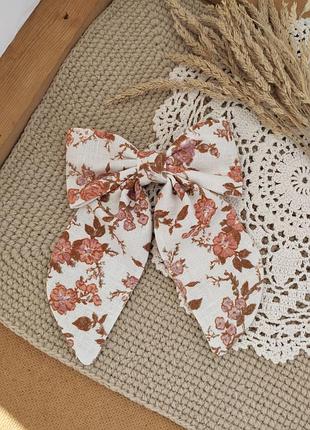 Бант на заколке молочный в цветах