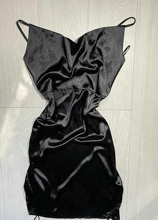 Очень красивое платье в идеальном состоянии, по наборке xl но маломерят m-l, длину можно аккуратно регулировать