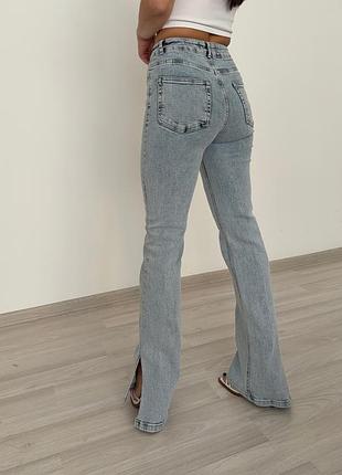 Джинсы с разрезами