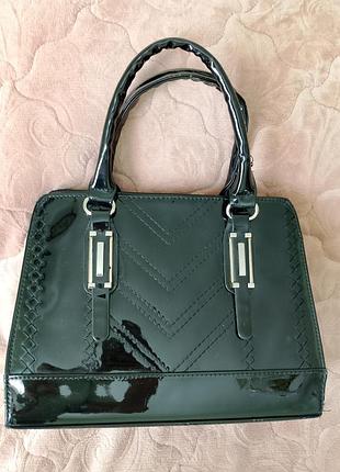 Черная лакированная сумка