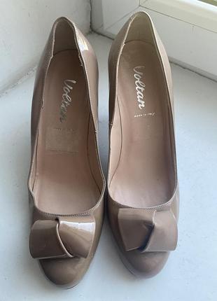 Туфлі жіночі бежеві лаковані