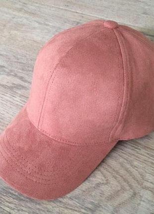 Уцінка!!! дефект передньої частини. фото в описі. кепка замшева. пудра.