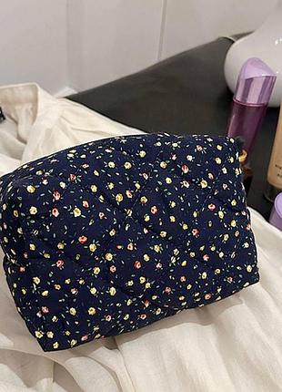 Стьобана косметичка в квітковий принт темно-синя, (15x12x10)