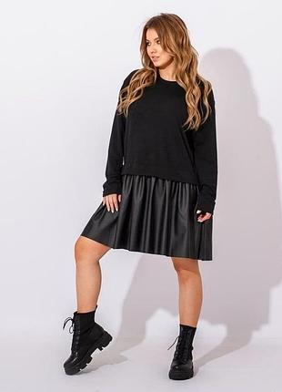 Короткое платье оверсайз с вставкой из эко-кожи с низа