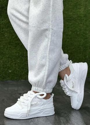 Кросівки жіночі