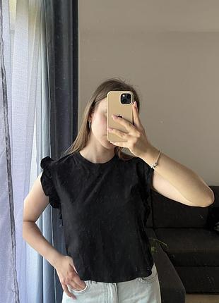 Футболка з рюшами на рукавах