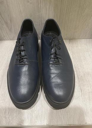 Шкіряні жіночі туфлі на високій підошві mida синього кольору.