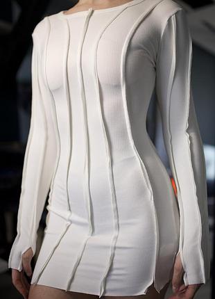 Белое асимметричное платье с декоративными швами