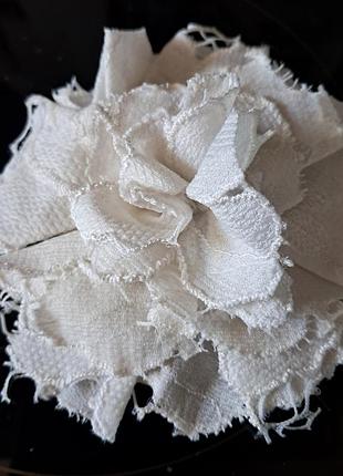 Біла квітка брошка бохо, 9 см.