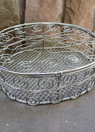 Емкость или шкатулка для бижутерии или другого назначения.