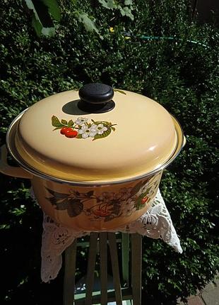 Кастрюля эмаль ссср новая .керчь на пять литров.