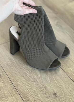 Ботильйони жіночі , кольору хакі , розмір 39, дуже зручні .