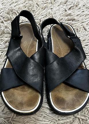 Жіночі сандалі