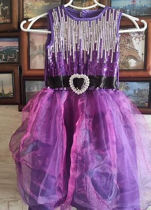 Яскрава сукня на 5-6 р