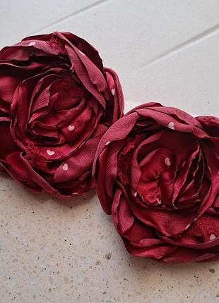 Пара бордовых цветков брошек, 9 и 8 см.