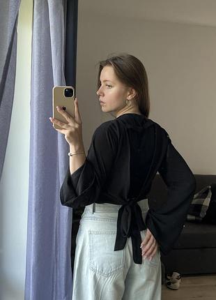 Жіноча блузка з відкритою спиною