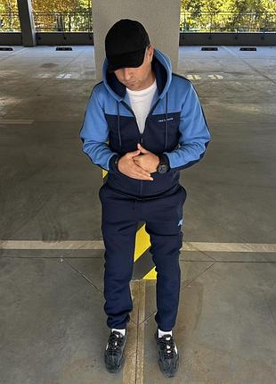 Спортивный мужской костюм.
не линяет и не кашлатится.
люкс качество.