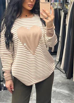 Женский лонгслив в полоску с сердцем – стильный трикотажный топ для повседневных образов.