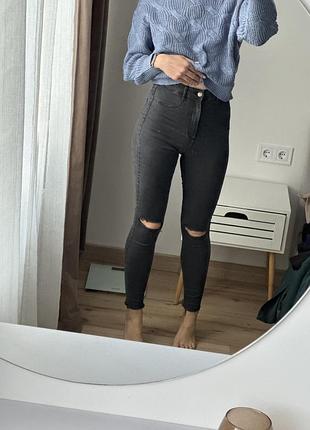 Чорні скіні джинси з дірками на колінах висока посадка zara