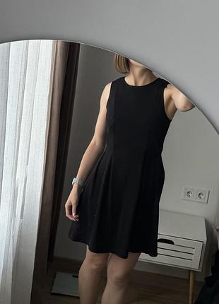Чорна міні сукня без рукавів