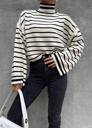 Вкорочений светр у смужку