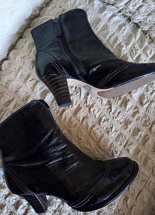 Эффектные ботинк из натурального лака черного цвета, 38/5 размер, clarks.