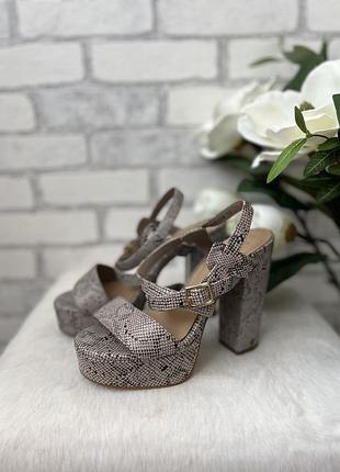 Шикарні босоніжки