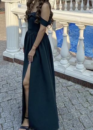 Темно зелена сукня максі на бретельках зі спущеними плечами і вирізом на нозі