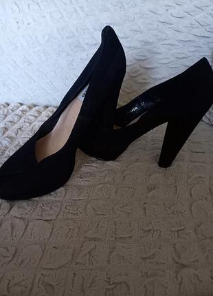 Красивые  натуральные замшевые туфли черного цвета, 37 размер, dune.