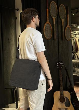 Zara містка сумка в чорному кольорі, виконана з нейлону.