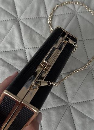 Чорний клатч з золотою фурнітурою